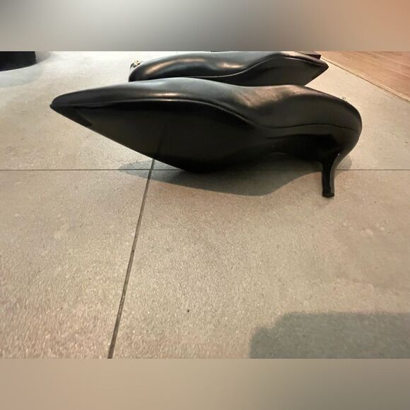 2 Item Bundle - Versace Pumps - sz 7.5 - Black - Salvatore Ferragamo Sunglasses - Picture 11 of 15